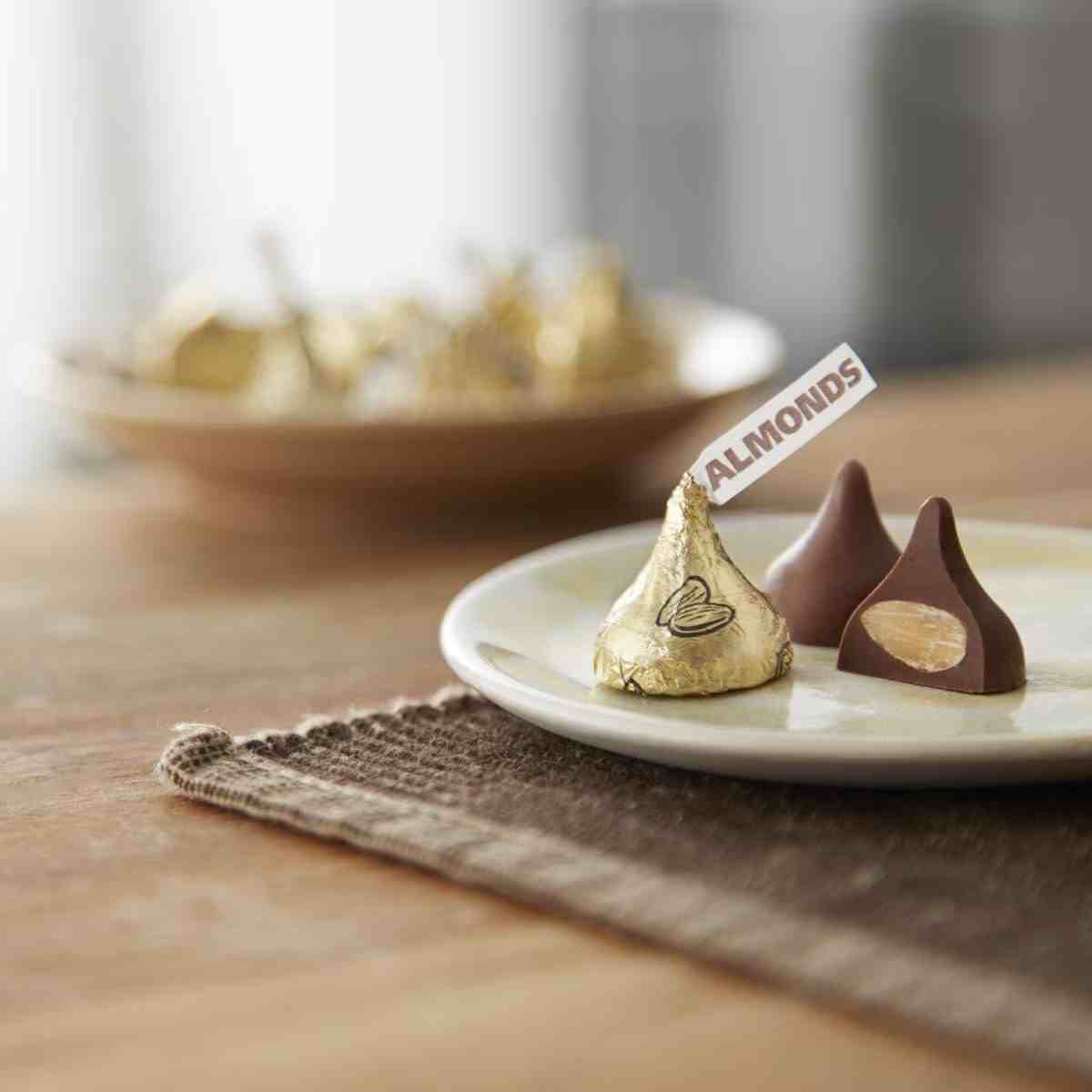 Hershey's Kisses Milk Chocolate with Almonds Pouch, 355g