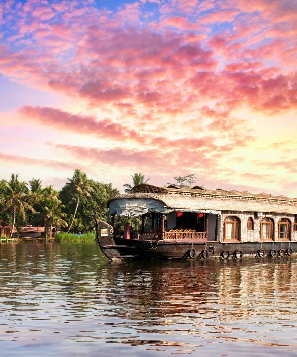 Experience the Sunset From a Houseboat in Alappuzha this Valentines Day